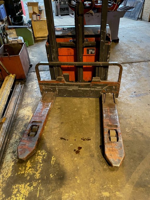 SOLD / Linde L16/372 Electric Stacker / Lift Truck - Image 2