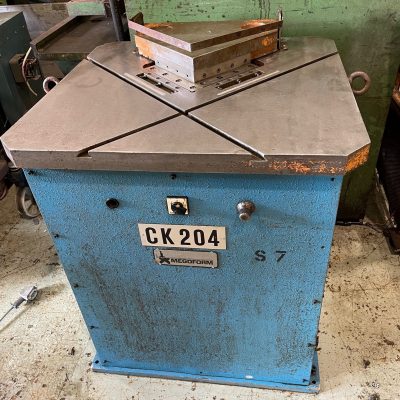 SOLD / Megoform CK204 Hydraulic Corner Notcher