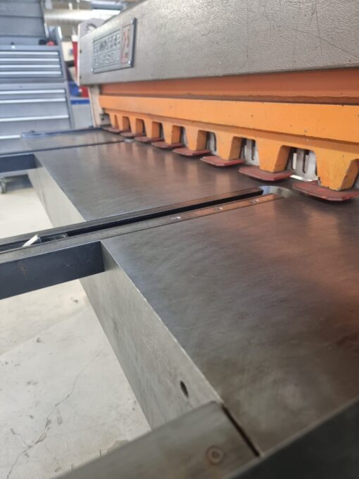 SOLD / Edwards DD 1250/2.5 Direct Drive Mechanical Shear - Image 4