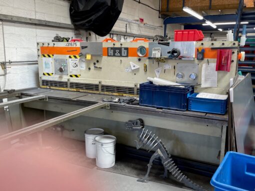 SOLD / K & B 6-3000 Hydraulic Shear