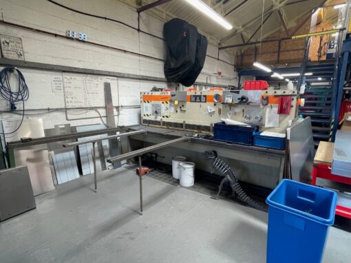 SOLD / K & B 6-3000 Hydraulic Shear - Image 2