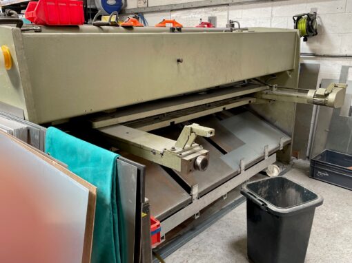 SOLD / K & B 6-3000 Hydraulic Shear - Image 4