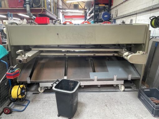 SOLD / K & B 6-3000 Hydraulic Shear - Image 3